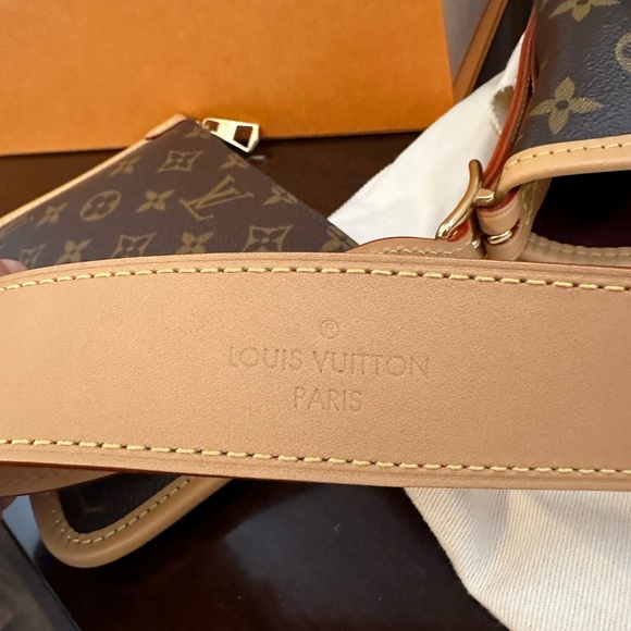 Louis Vuitton CarryAll PM - Picture 4 of 17